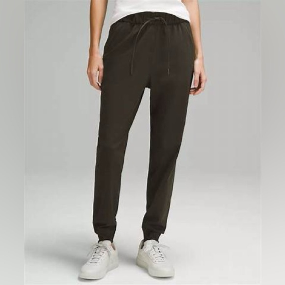 Lululemon Athletica size 8 Olive Green Joggers